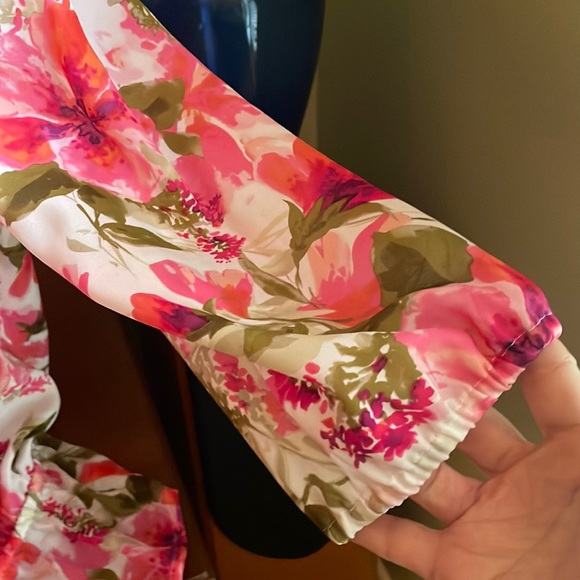 Jones New York beautiful floral blouse - Picture 5 of 6